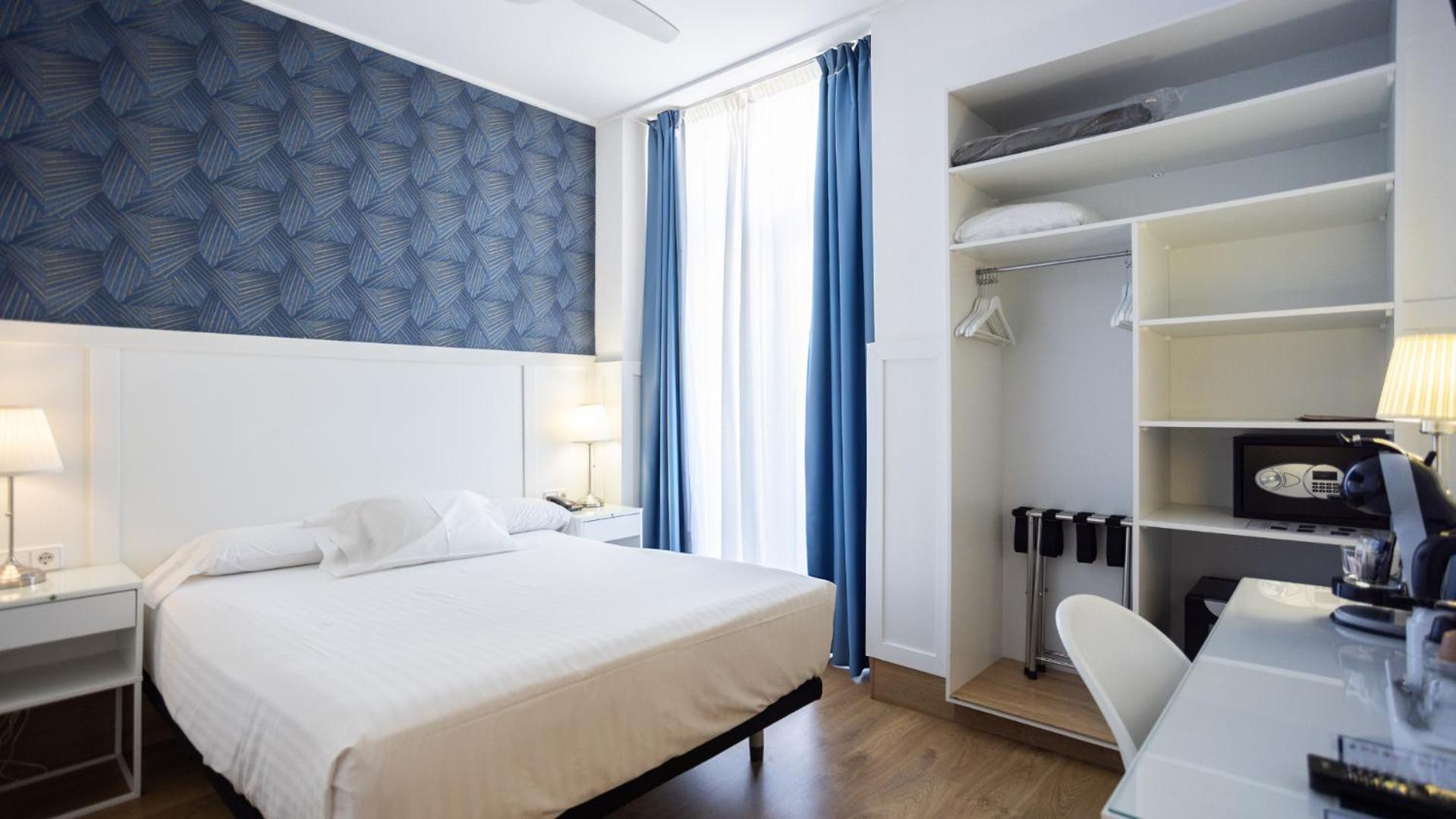 Standard Doppelzimmer mit Blick auf den Rathausplatz
